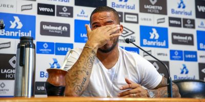 Chorando, Jael relembra trajetória de superação em despedida do Grêmio