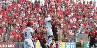 Com um homem a menos, Grêmio segura empate com Brasil de Pelotas