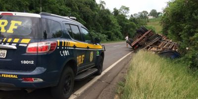 Tombamento de caminhão deixa trânsito lento na BR-386 em Pouso Novo
