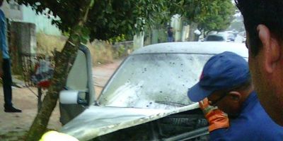 Camaquã - um Fiat Tempra pega fogo na Rua Júlio de Castilhos