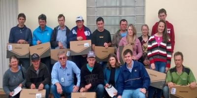 Iniciativa de inclusão digital da Souza Cruz distribui 12 notebooks a produtores integrados em Camaquã e Chuvisca