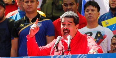 Maduro sinaliza que permanecerá no poder e pede apoio à população