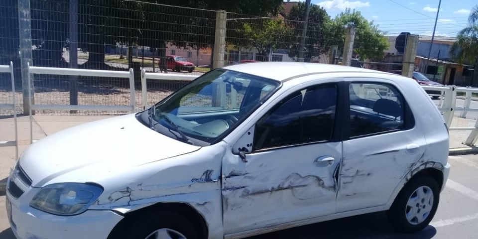 Dois veículos se envolvem em acidente na rótula da Nestor em Camaquã