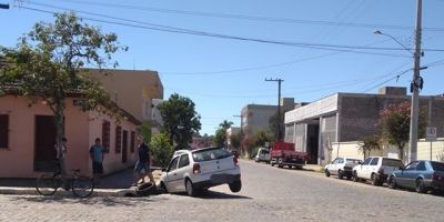 Carro cai em bueiro aberto, que teve tampa furtada, no centro de Camaquã