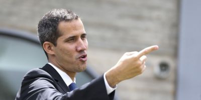 Em transmissão ao vivo, Guaidó convoca mobilização