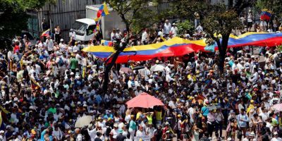 Manifestantes saem às ruas em várias cidades da Venezuela