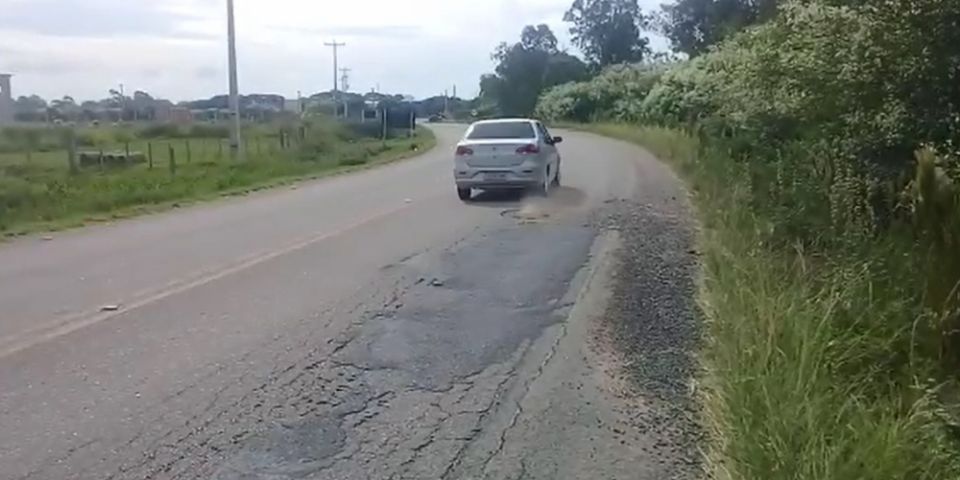 VÍDEO: buraco no meio da pista da ERS-350 em Camaquã causa risco a motoristas