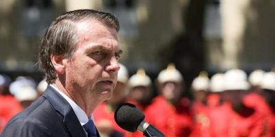 "Democracia só existe se as Forças Armadas quiserem", diz Bolsonaro a militares