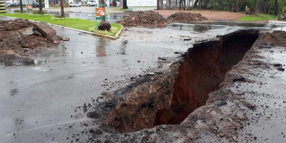 Chuva abre cratera em avenida de Novo Hamburgo