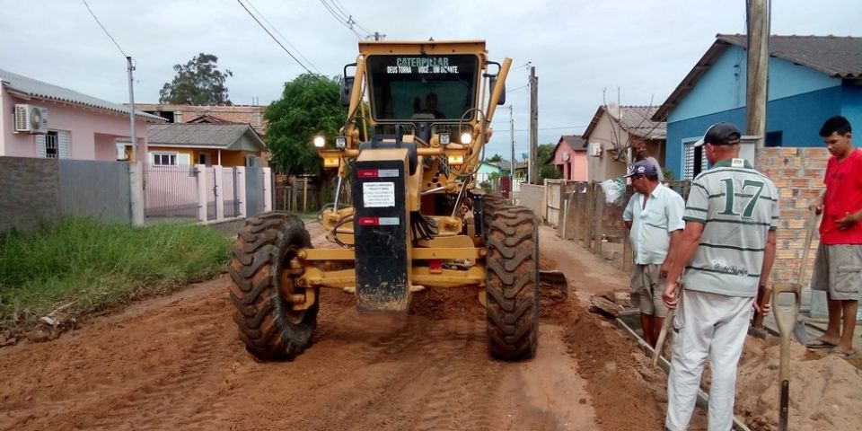 Bairros Olaria e São Luís recebem patrolamento em Camaquã