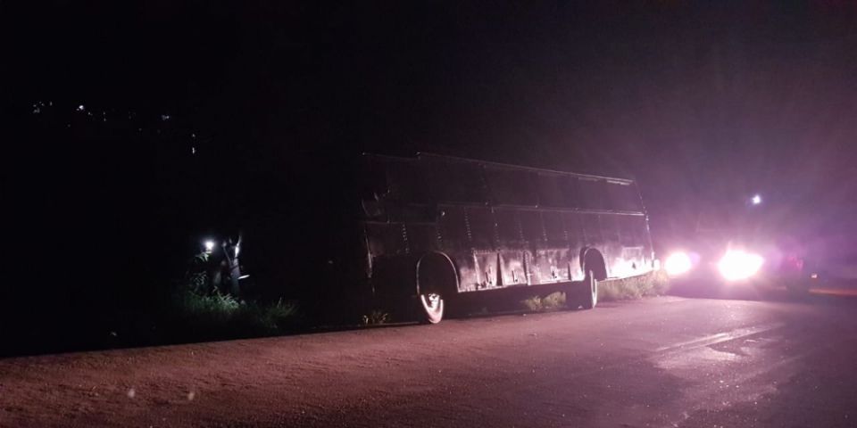 Ônibus tem pane mecânica e cai em vala na ERS-350