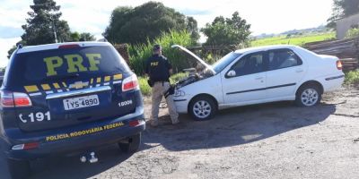 Carro furtado e com placas falsas é encontrado na BR-116 em Camaquã