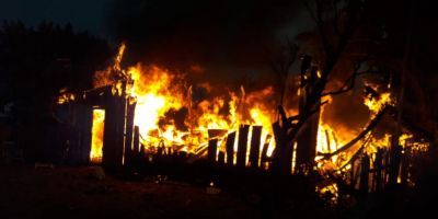 FOTOS: casa fica totalmente destruída após pegar fogo no interior de Tapes