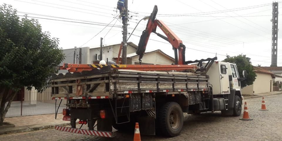 Caminhão arrebenta fios da rede elétrica em Encruzilhada do Sul