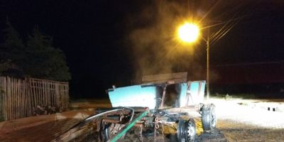 Corpo de Bombeiros Militar combate incêndio em carroça em São Lourenço do Sul