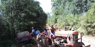 Carro sai da estrada e cai no barranco no interior de Amaral Ferrador 