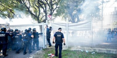 Confronto entre servidores e PMs deixa feridos em frente à Câmara de Porto Alegre