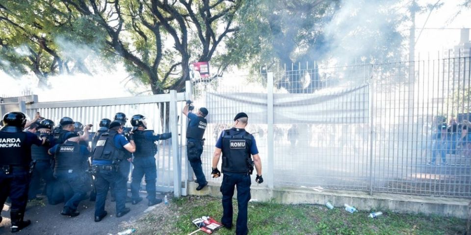 Confronto entre servidores e PMs deixa feridos em frente à Câmara de Porto Alegre