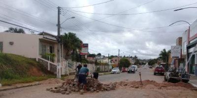 Quadra da Presidente Vargas está interrompida na manhã desta quinta em Camaquã