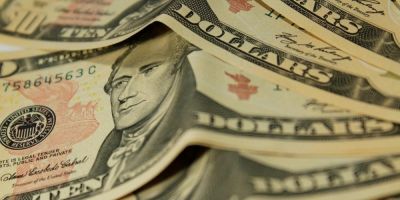 Em alta, dólar abre o dia a R$ 4,01