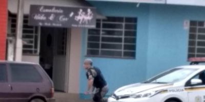 FOTOS: homem é preso pela Brigada Militar após assaltar mercado em Camaquã