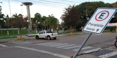 Placa de sinalização de trânsito e lixeira são parcialmente derrubadas no centro de Camaquã