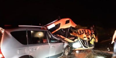 Homem e mulher morrem em acidente com três carros na BR-116, entre Barra do Ribeiro e Guaíba