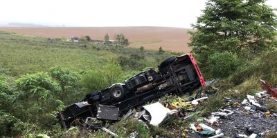 Acidente entre ônibus e caminhão deixa uma pessoa morta e mais de 20 feridas no RS