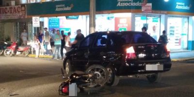 FOTOS: motociclista fica ferido em acidente com carro no centro de Camaquã