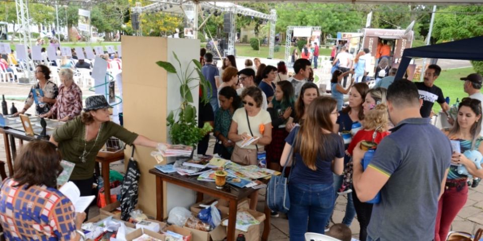 CAPOCAM e Criarte distribuem mais  de mil livros na Praça da Poesia