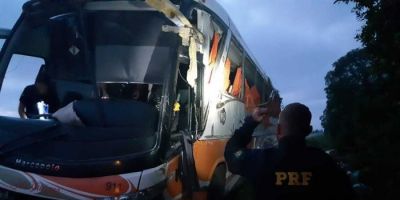 Duas pessoas morrem e mais de 40 ficam feridas em Cristal após ônibus tombar na BR-116