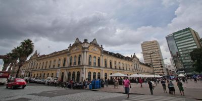 Terça começa com alerta de temporais no RS, mas tempo abre à tarde