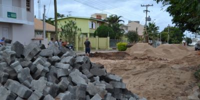 Trecho da Rua Álvaro Leivas começa a receber calçamento em Camaquã