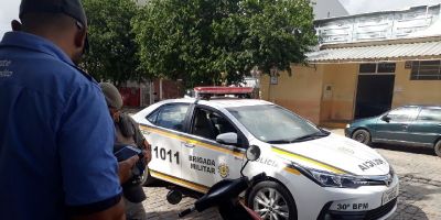 Motoneta com placa de moto furtada é removida após estar indevidamente estacionada em Camaquã 