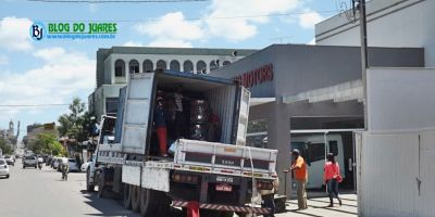 Camaquã - componentes de caminhão chegam de Rio Grande para o escritório da Yunlihong Motors