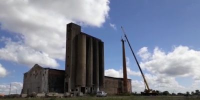 Retirada de chaminé gigante de engenho desativado chama atenção de moradores, em Camaquã