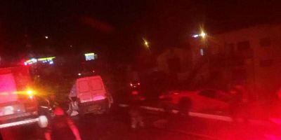 Colisão entre três veículos fecha a BR-116, em Guaíba