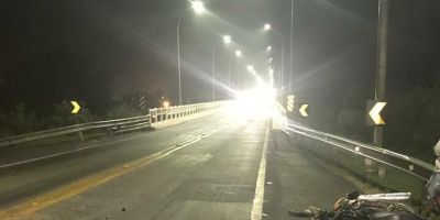 Acidente entre carro e moto deixa mulher gravemente ferida na BR-116, em Cristal