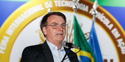 Rodrigo Maia pautará na semana que vem posse de arma para produtor rural, diz Bolsonaro