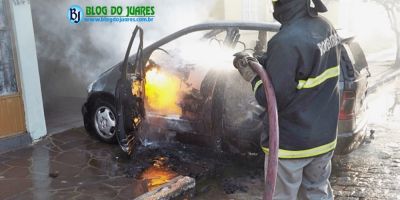 Automóvel pega fogo e fica completamente destruído no centro da cidade de Camaquã