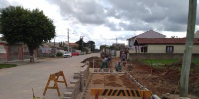 Começam as obras da calçada da Rua Dona Cassina, no bairro Olaria em Camaquã