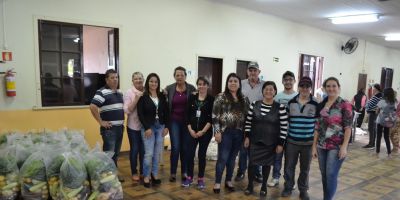 FOTOS: CRAS entregam cestas à população