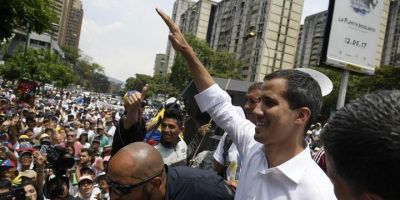 Guaidó comparece à manifestação e convoca greve geral na Venezuela