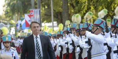 Bolsonaro diz que meta é implantar um colégio militar em cada capital