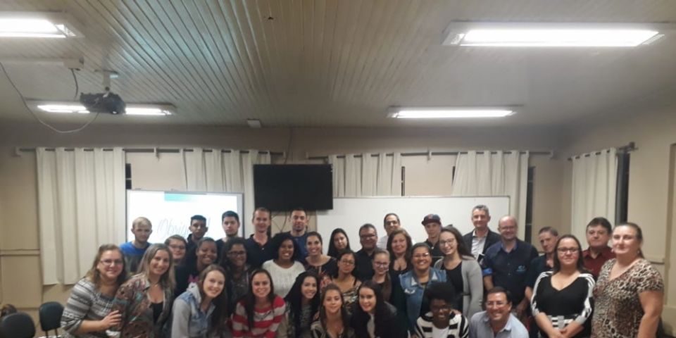 Aula de encerramento da disciplina de Psicologia Aplicada do Curso Técnico em Comércio, na Escola Ana César, reúne alunos e empresários