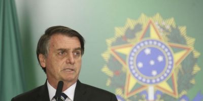 Bolsonaro assina decreto que facilita acesso a munição e transporte de armas