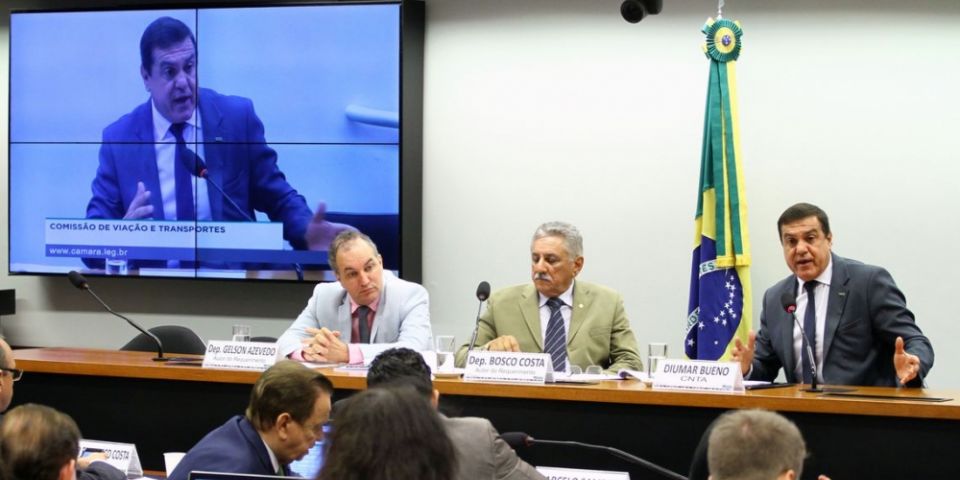 Transportadoras e caminhoneiros alertam para risco de nova paralisação devido ao aumento do preço do diesel