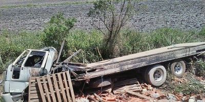 Tapes - caminhão carregado com telhas sai da pista e deixa dois feridos na BR-116, Km 367,6 