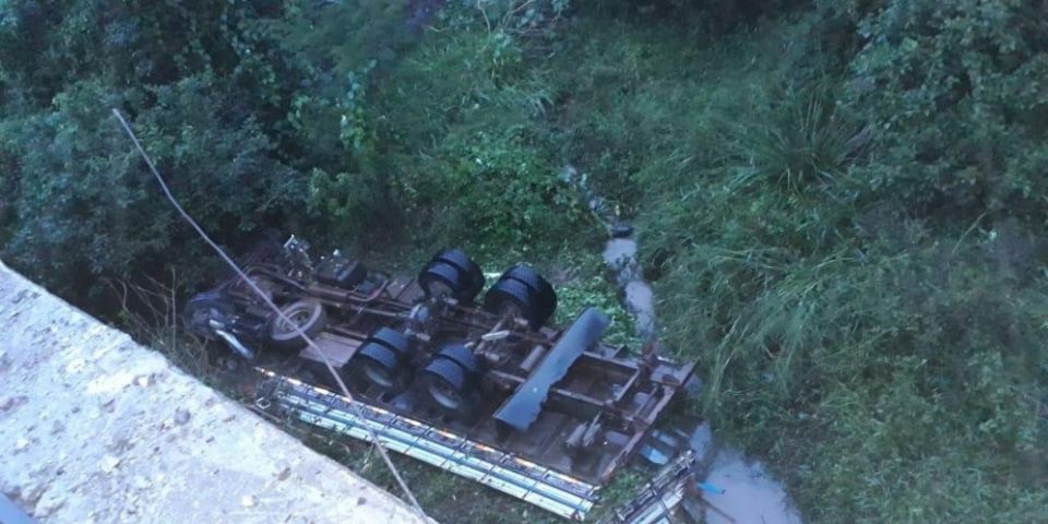 Homem morre após caminhão despencar de ponte em Agudo