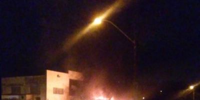 Criminosos colocam fogo em micro-ônibus em Viamão